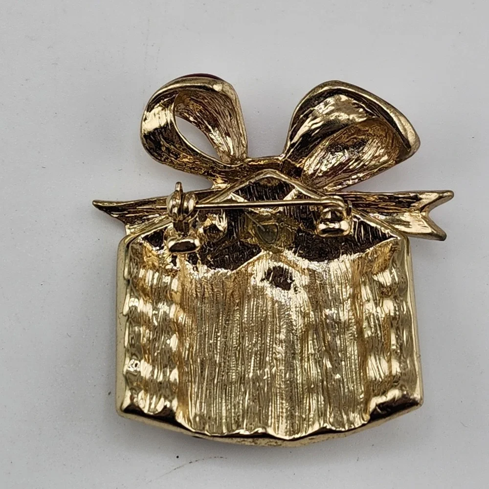 UNSIGNED DESIGNER STYLE CRYSTAL RHINESTONE CHRISTMAS GIFT BOX/ PRESENT BROOCH‎